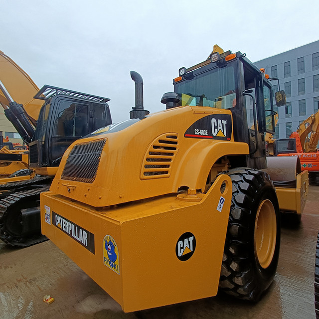 Caterpillar CS683E Road Roller - Image 3