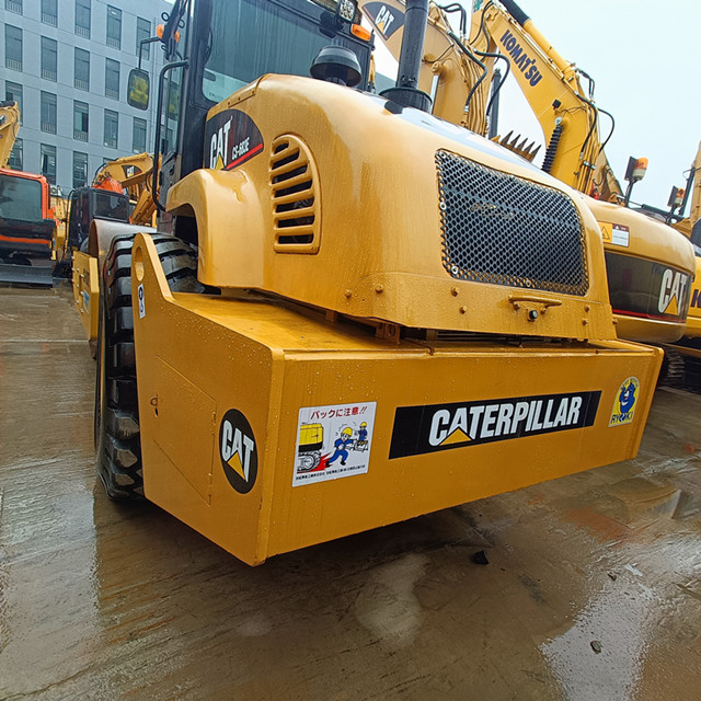 Caterpillar CS683E Road Roller - Image 2