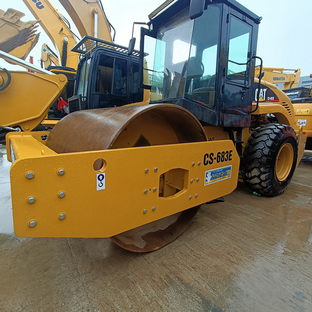 Caterpillar CS683E Road Roller - Image 5