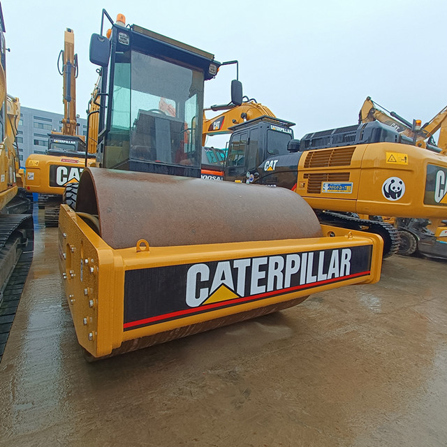 Caterpillar CS683E Road Roller - Image 4