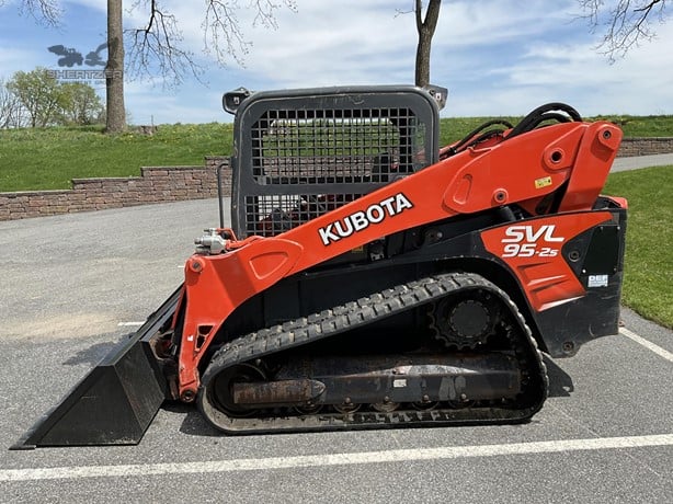 KUBOTA SVL95-2 MINI SKID STEER LOADER - Image 2