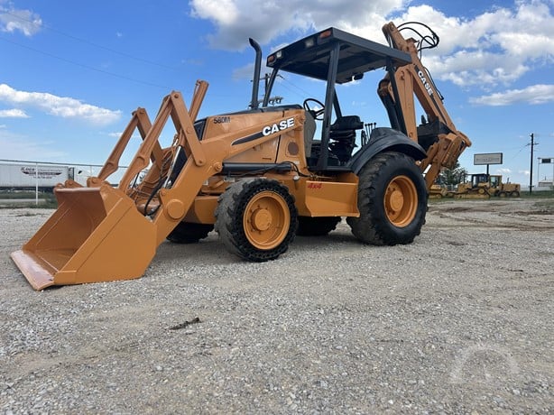 Case 580 Backhoe Loader - Image 2