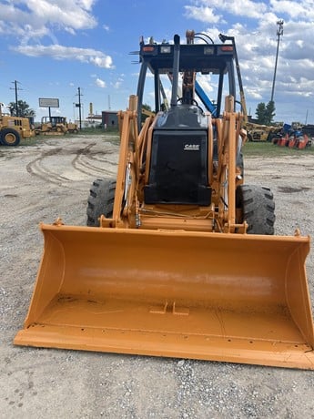 Case 580 Backhoe Loader - Image 4