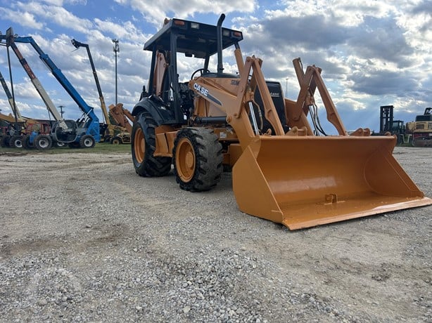 Case 580 Backhoe Loader - Image 5