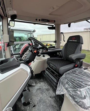 MASSEY FERGUSON 5711 TRACTOR - Image 4